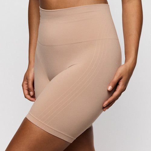 Primadonna Nudda shapewear high briefs with legs in caffe latte displayed on model's hips.