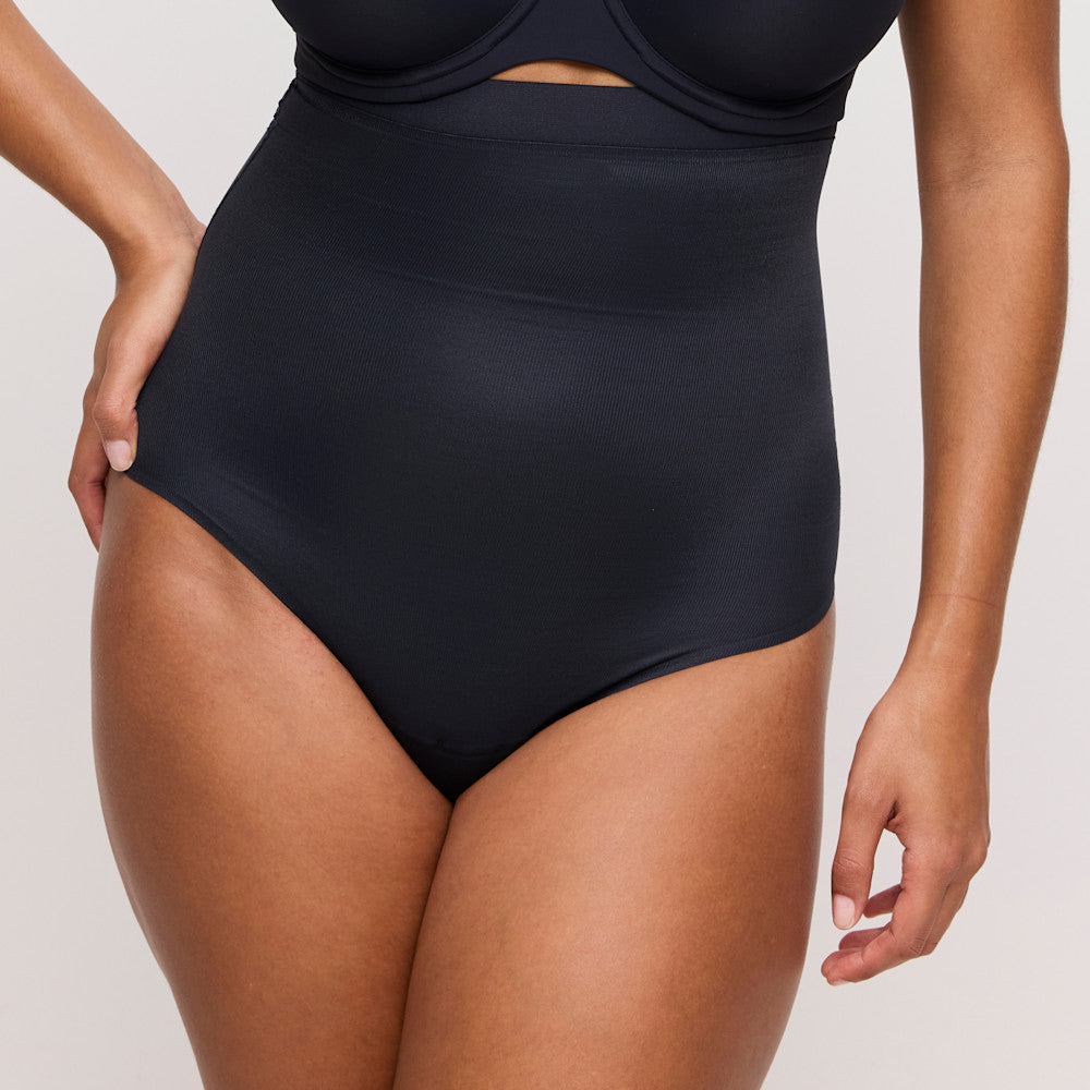 Primadonna Figuras Smoothing Thong in Charcoal